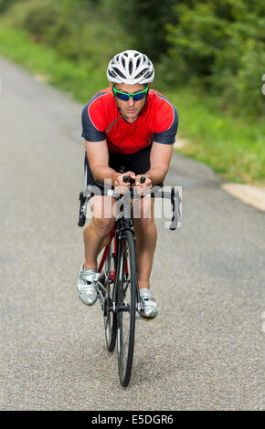 Triatleta, 45 anni, ciclismo, Kaisersträßle road, Baden-Württemberg, Germania Foto Stock