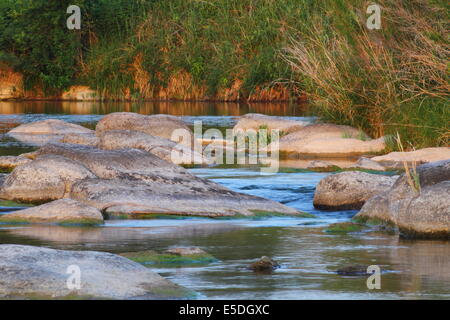 Il Llano River, vicino a giunzione in collina paese regione del Texas. Foto Stock