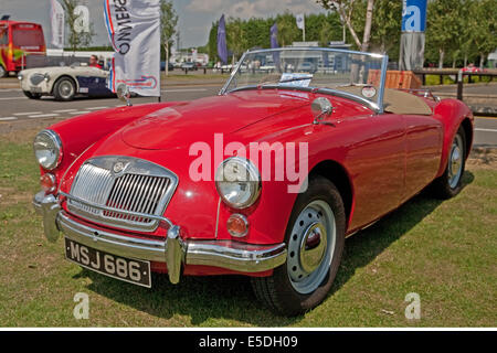 MG MGA modello 1600cc costruita nel 1961 2 porte berlina a Silverstone il classico auto al giorno Foto Stock