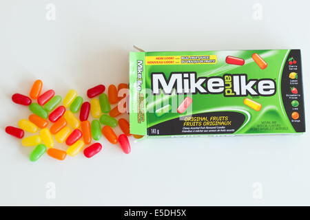 Una scatola di Mike e Ike candy. Frutta originale varietà è mostrato. Foto Stock