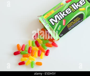 Una scatola di Mike e Ike candy. Frutta originale varietà è mostrato. Foto Stock