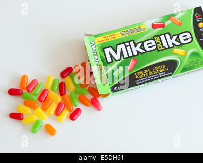 Una scatola di Mike e Ike candy. Frutta originale varietà è mostrato. Foto Stock