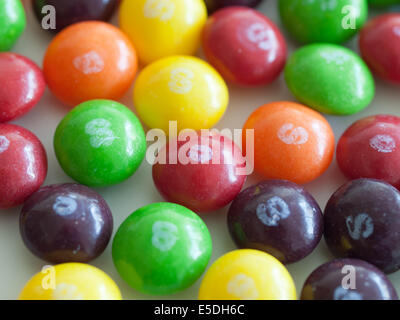 Un close-up di frutto originale birilli candy. Foto Stock