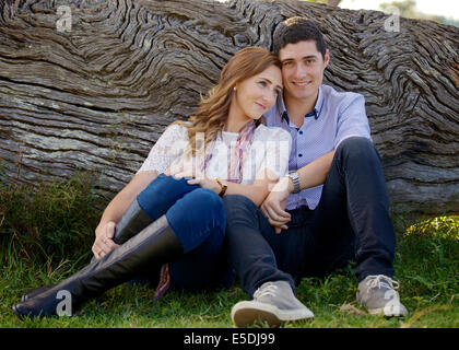 Un giovane in amore in appoggio in prossimità di un registro Foto Stock