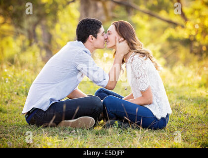 Una giovane coppia in procinto di kiss Foto Stock