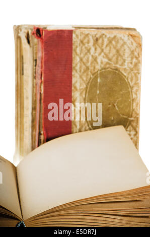 Aprire il vecchio libro, isolato su bianco Foto Stock