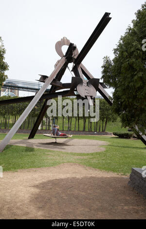 La scultura di Mark di Suvero chiamato Arikidea a Minneapolis sculpture gardens, Minnesota, Stati Uniti d'America. Foto Stock