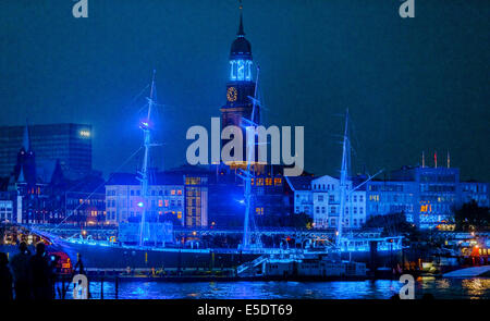 Amburgo, Germania. 28 Luglio, 2014. La Chiesa di St. Michael e la nave museo Rickmer Rickmers sono illuminato di luce blu in Amburgo, Germania, 28 luglio 2014. Paglierino tartist Michael Batz si illuminerà vari edifici del porto di Amburgo in luce blu fino al 03 agosto 2014. Foto: Markus Scholz/dpa/Alamy Live News Foto Stock