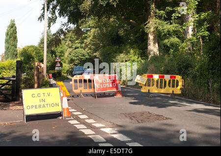 Tra Kemsing e Otford nel Kent, Regno Unito. 29 Luglio, 2014. Chiusura della strada. Nuovo uso di traffico TVCC telecamere di esecuzione sulla strada del paese; via dei Pellegrini tra Kemsing e Otford nella contea del Kent, un collegamento tra la A25 e A225, fa sì che il traffico costruire sulla A25 presso il villaggio di guarnizione di tenuta. I residenti locali hanno il permesso di accesso ma il segno TVCC sembra essere agendo come deterrente, ma per i ciclisti e i pedoni. L'autorizzazione durerà 5 giorni. Kent County Council si trova di fronte a un enorme costo per riparare le numerose buche e strada difetti superficiali. Credito: Yon Marsh/Alamy Live News Foto Stock