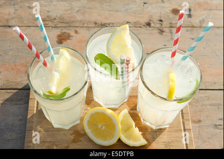 In casa la limonata in bicchieri alti con cannucce su una serata estati in Inghilterra. Foto Stock