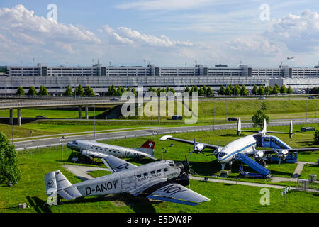 Aeroplani storici sul parco visitatori all'aeroporto di Monaco, Monaco di Baviera, Germania Foto Stock