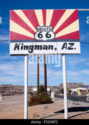 L'insegna della Classic Route 66 a Kingman, Arizona, segna una tappa storica lungo la Mother Road, che celebra l'autostrada più famosa d'America. Foto Stock