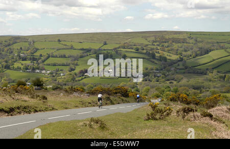 Splendida vista dalla collina che guarda verso Widecombe in Moro a Dartmoor, Inghilterra. Bella la rullatura, Devonshre campagna. Foto Stock