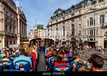 Un tour di Londra autobus che passa da Piccadilly Circus a Londra, Inghilterra Foto Stock
