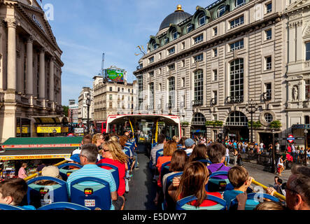 Un tour di Londra autobus che passa da Piccadilly Circus a Londra, Inghilterra Foto Stock