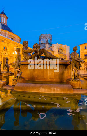 Vista notturna di Turia fontana, Plaza de la Virgen di Valencia, Comunidad Valenciana, Spagna Foto Stock