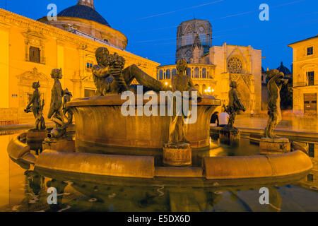 Vista notturna di Turia fontana, Plaza de la Virgen di Valencia, Comunidad Valenciana, Spagna Foto Stock