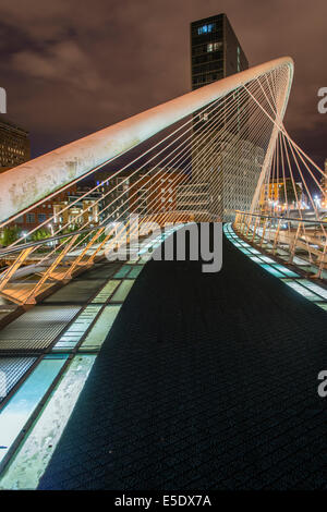 Vista notturna del ponte Zubizuri progettato dall'architetto Santiago Calatrava, Bilbao, Paesi Baschi Foto Stock