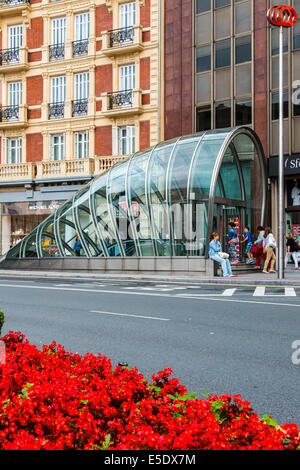 Entrata della metropolitana progettato dall architetto inglese Norman Foster, Bilbao, Paesi Baschi Foto Stock