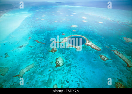 Riprese aeree del Buco Blu, Faro Atollo Belize, nel Belize Barrier Reef Reserve System sito Patrimonio Mondiale dell'UNESCO Foto Stock