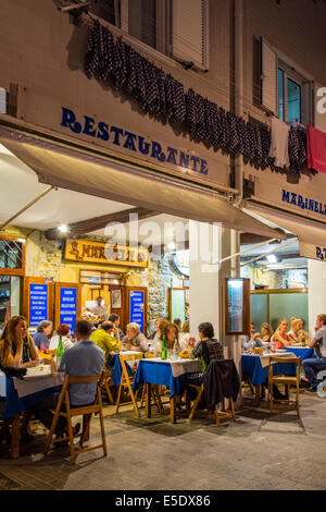 Ristorante esterno a waterfront, Donostia San Sebastian, Gipuzkoa, Paesi Baschi Foto Stock