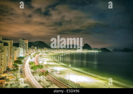 Tempo di notte vista della spiaggia di Copacabana a Rio de Janeiro Foto Stock
