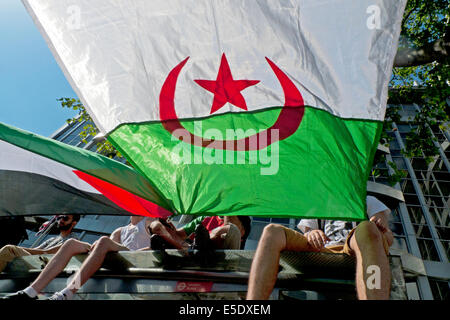 Bandiere algerine e palestinesi fuori dall'ambasciata israeliana per protesta contro il bombardamento di Israele a Gaza a Londra UK 19 luglio 2014 KATHY DEWITT Foto Stock