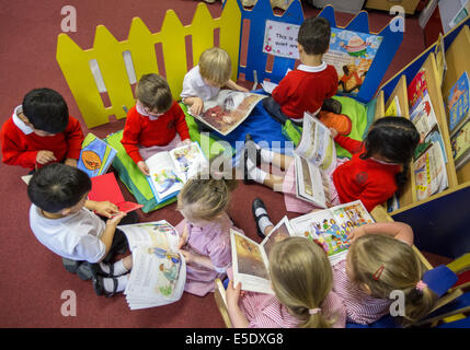 I bambini della scuola elementare della lettura in un aula in tutto il Regno Unito. Foto Stock