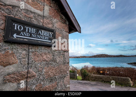 Cartello dando indicazioni per raggiungere l'Abbazia e il monastero sull'Isola di Iona, situato fuori la Isle of Mull nelle Ebridi Interne Foto Stock