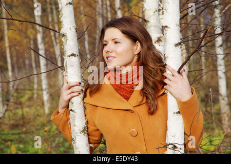 La ragazza tra i giovani betulle in autunno Foto Stock