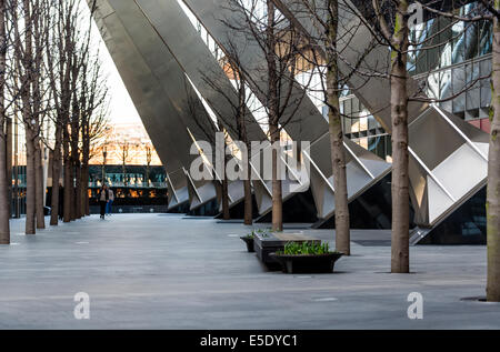 Broadgate Plaza sorge alla base di Broadgate Tower, un grattacielo a Londra nel principale quartiere finanziario della City di Londra Foto Stock