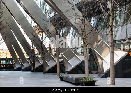 Broadgate Plaza sorge alla base di Broadgate Tower, un grattacielo a Londra nel principale quartiere finanziario della City di Londra Foto Stock