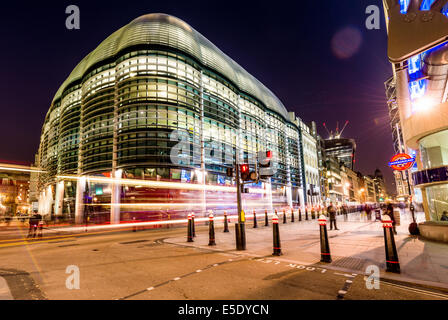 Mostrato durante la notte, l'edificio Walbrook è un nuovo ufficio sviluppo nel principale quartiere finanziario di Londra Foto Stock