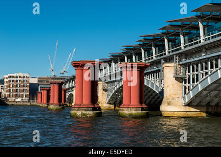 Blackfriars Railway Bridge è un ponte ferroviario che attraversa il fiume Tamigi a Londra Foto Stock