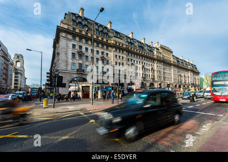 Un London Black Cab taxi passa dalla stazione metropolitana di Baker Street in Marylebone Road Foto Stock