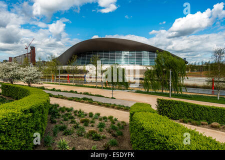 Il London Aquatics Centre è una struttura coperta con due piscine e una piscina per immersioni nel Queen Elizabeth Olympic Park Foto Stock