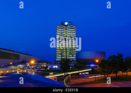 Il BMW Welt e sede 'BMW a quattro cilindri', Monaco di Baviera, Germania, Europa Foto Stock