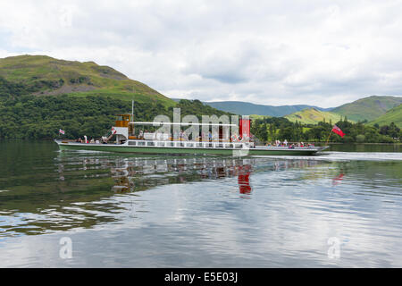 Traghetti a vapore di villeggianti e turisti Ullswater Lake District Cumbria Inghilterra England Regno Unito con il verde delle colline Foto Stock