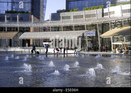 Milano, il nuovo quartiere di Porta Nuova con il Gae Aulenti square, ai piedi del palazzo di Unicredit Foto Stock