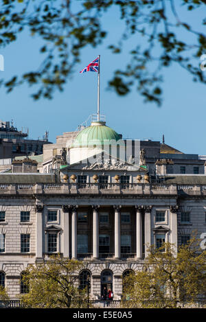 Union Jack flag volando sopra La Somerset House, un grande edificio neoclassico situato sul lato sud di Strand, Londra Foto Stock