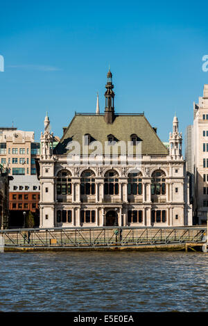 L'ex città di Londra scuola per ragazzi a 60 Victoria Embankment, Londra, un Wren ispirato edificio. Ora occupati da JP Morgan Foto Stock