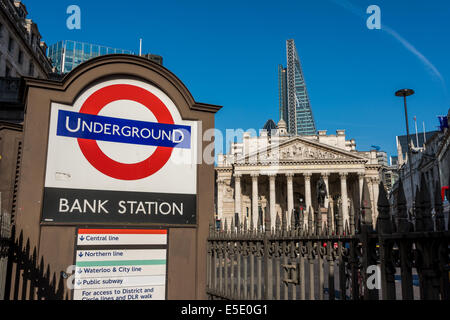 Banca metropolitana stazione è una stazione della metropolitana al di sotto di giunzione della banca, un importante nodo stradale nel cuore del quartiere finanziario di Londra Foto Stock