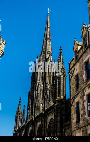 La guglia gotica del mozzo, precedentemente Tolbooth Kirk (chiesa) che domina lo skyline della parte storica della città di Edinburgh. Foto Stock