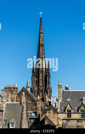 La guglia gotica del mozzo, precedentemente Tolbooth Kirk (chiesa) che domina lo skyline della parte storica della città di Edinburgh. Foto Stock