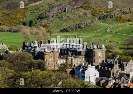 Il Palazzo di Holyroodhouse, a cui viene comunemente fatto riferimento come il Palazzo di Holyrood, è la residenza ufficiale del monarca britannico in Scozia Foto Stock