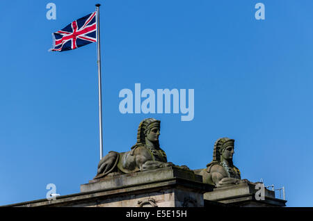 Sfingi egiziane sul tetto sopra il portico della Scottish National Gallery di Edimburgo sono stati progettati da John Steell. Foto Stock