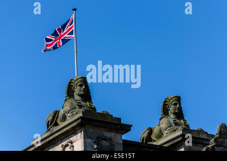 Sfingi egiziane sul tetto sopra il portico della Scottish National Gallery di Edimburgo sono stati progettati da John Steell. Foto Stock