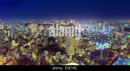 Lo skyline di Tokyo di notte. Guardando a nord est di Tokyo Tower oltre il Palazzo Imperiale, Tokyo, Ginza ecc. Foto Stock