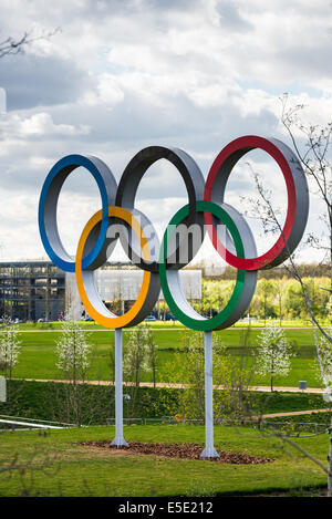 Gli anelli olimpici all'interno della Queen Elizabeth Olympic Park nella zona est di Londra, il sito del 2012 Olimpiadi di estate e Paralimpiadi. Foto Stock