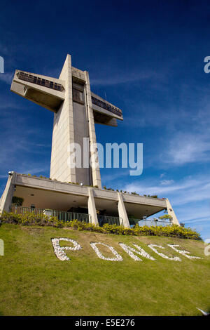 100-piedi di altezza a forma di croce torre di osservazione chiamato El Vigia croce sulla sommità del colle Vigia Febbraio 21, 2009 in Ponce, Puerto Rico. Foto Stock